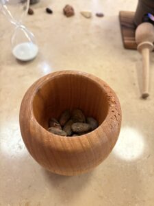 茅場町nibのカカオロースト体験の後のカカオ潰す体験