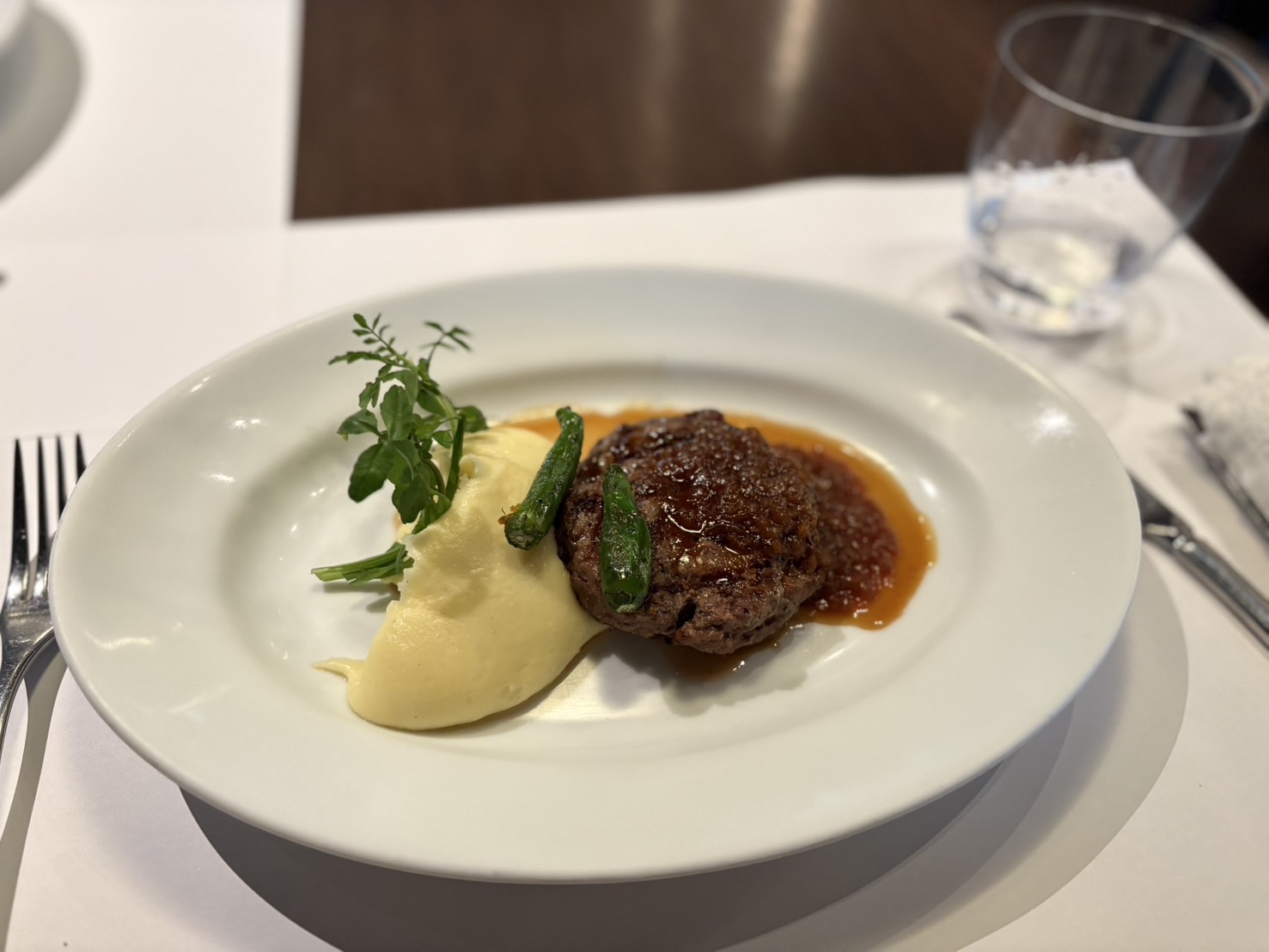 TWO ROOMS CAFE GRILL BAR 日本橋の ビーフハンバーグステーキマッシュポテト付き